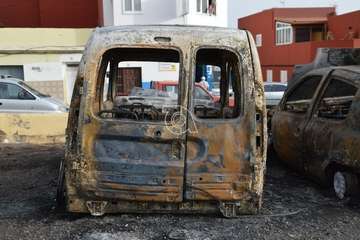 Cinco vehículos calcinados un incendio intencionado en un solar de El Ejido-Telde/TA.